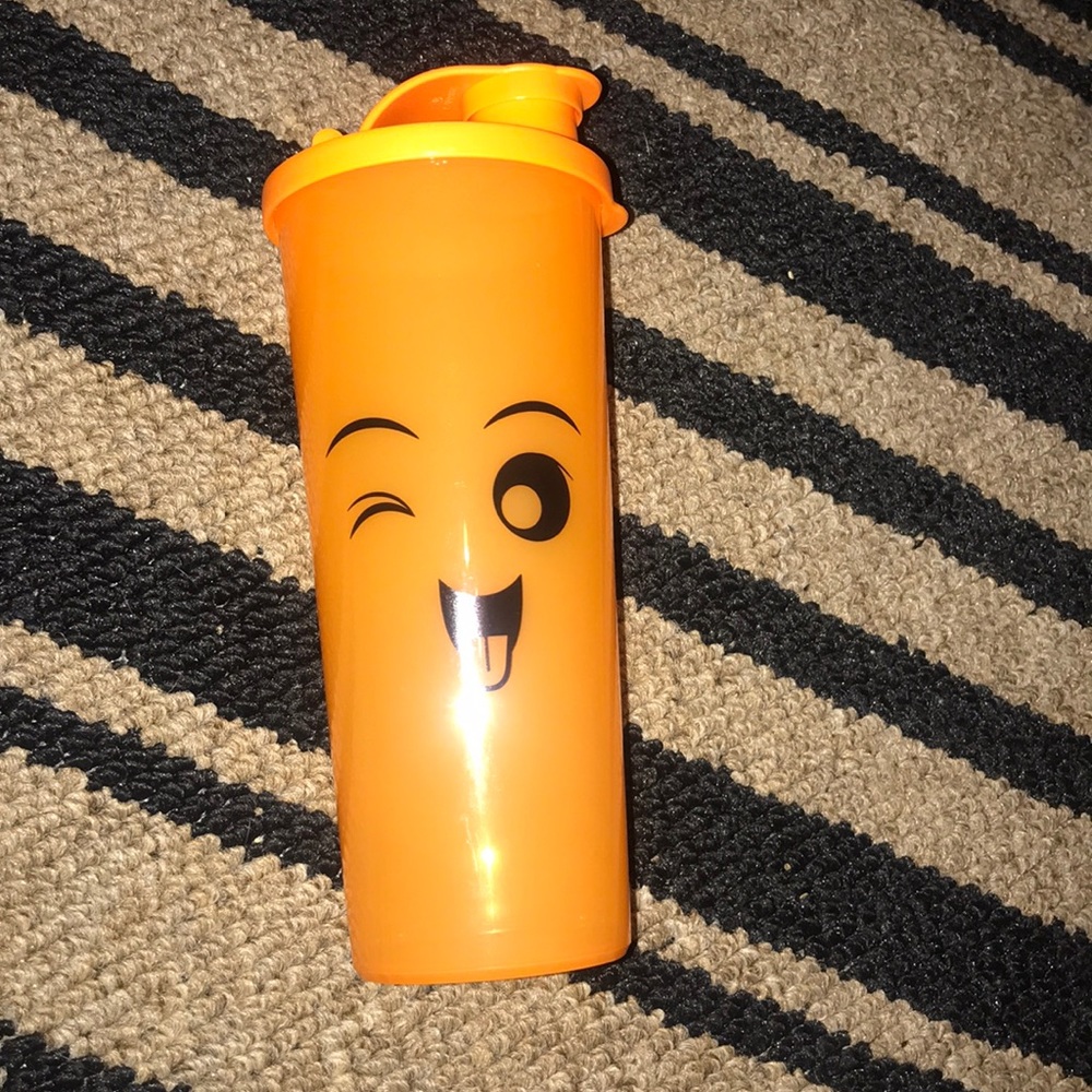 Cup 💛 Tupperware